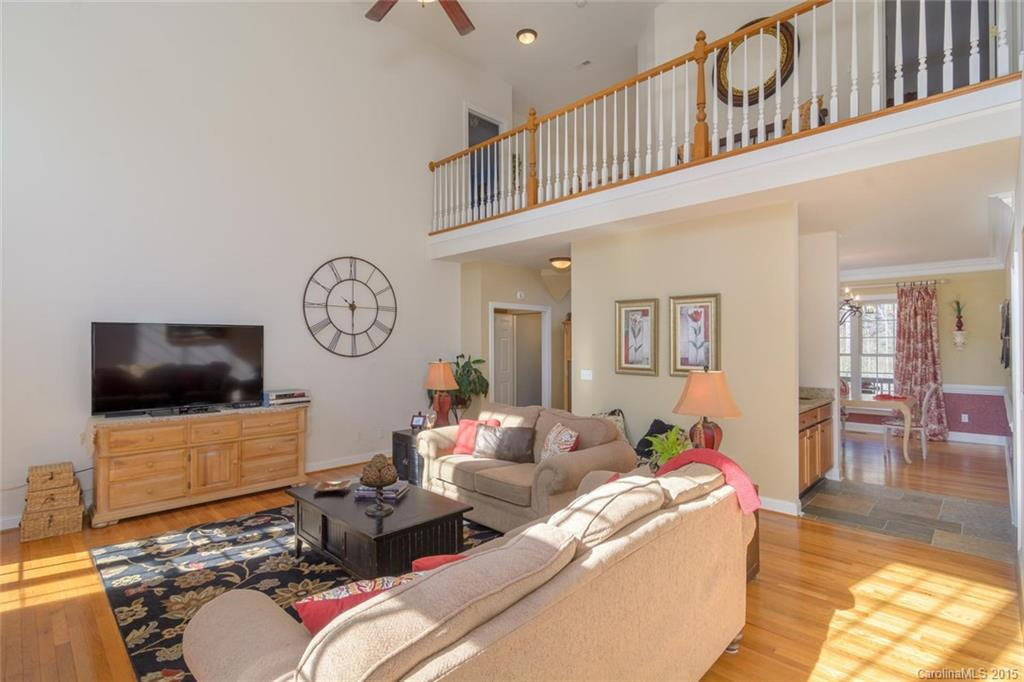 135 Schenck Parkway - Photo 3
