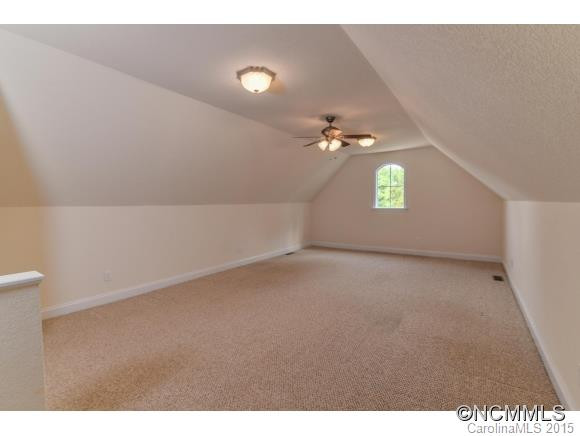 35 Narrow Pathway - Photo 12