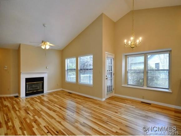 305 OAK PLACE - Photo 2