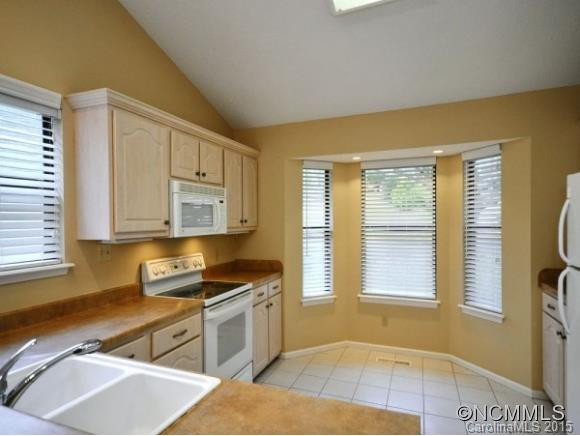 305 OAK PLACE - Photo 4