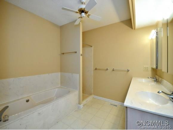 305 OAK PLACE - Photo 7