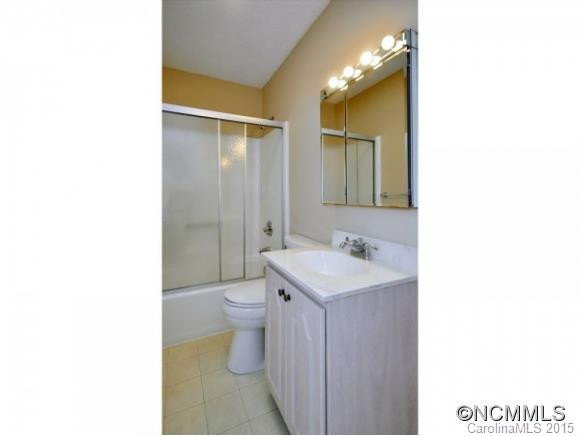 305 OAK PLACE - Photo 8