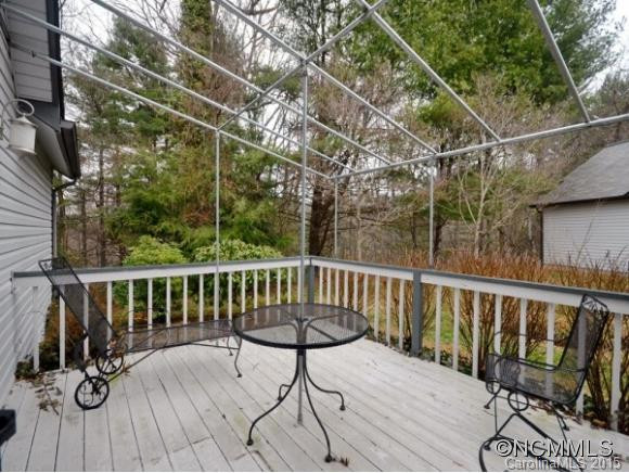 305 OAK PLACE - Photo 9