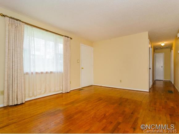 8 RIDGEWOOD AVE - Photo 4