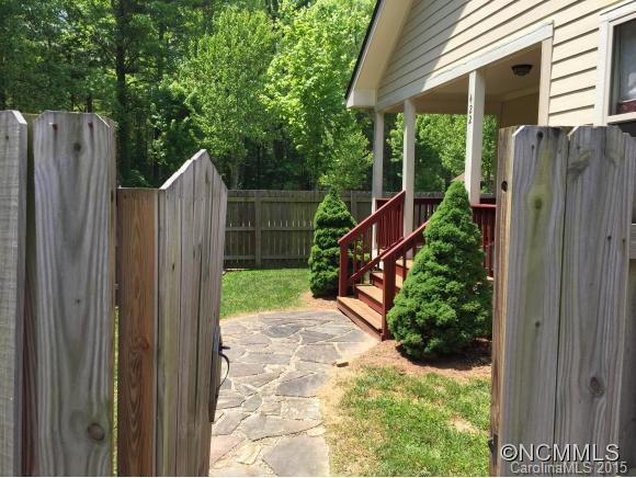 422 Village Greenway - Photo 4