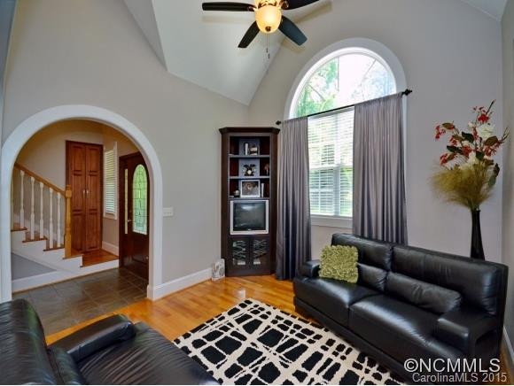 131 SHELLY Drive - Photo 4