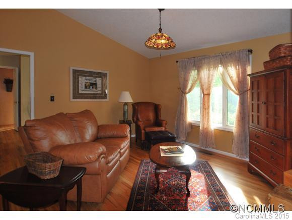 226 Hawthorn Drive - Photo 3