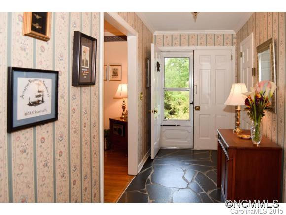 110 Hawthorn Drive - Photo 2
