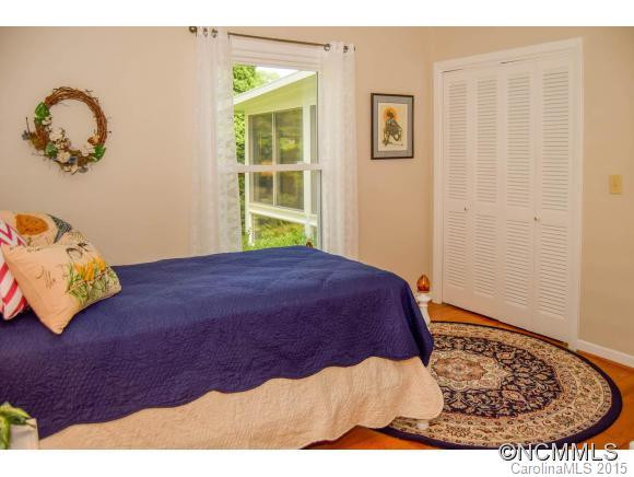 110 Hawthorn Drive - Photo 16