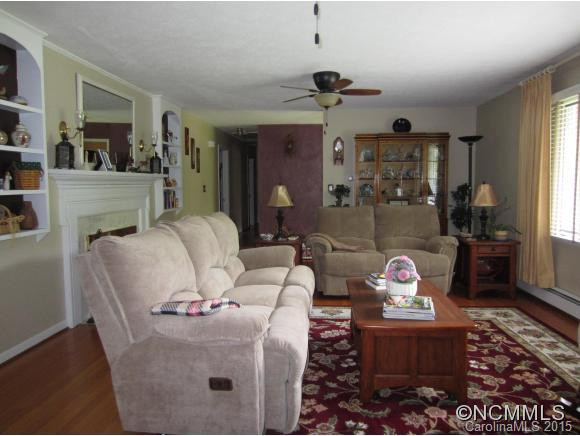 526 Overhill Dr - Photo 3
