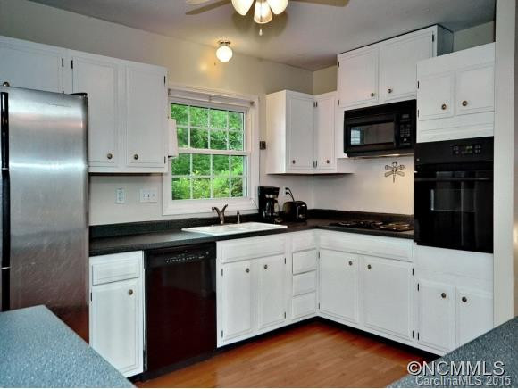 8 BROOKCLIFF DRIVE - Photo 3