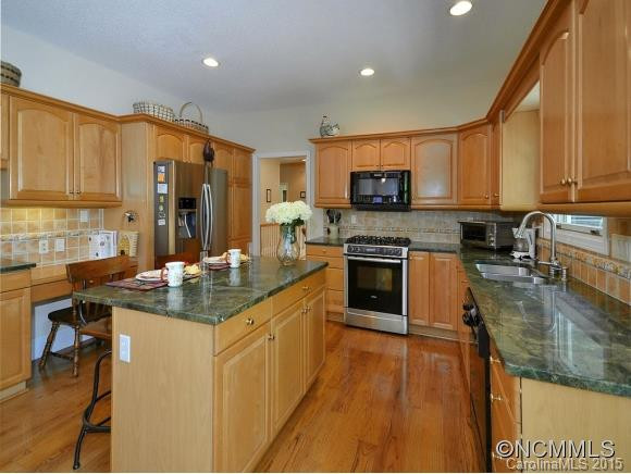 220 KENMURE DRIVE - Photo 3