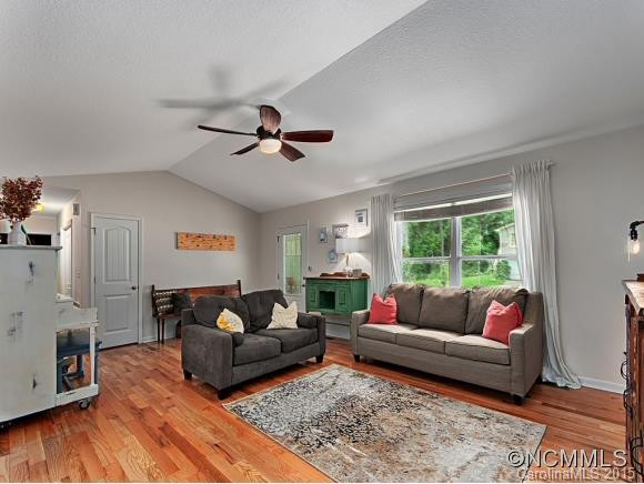 104 IRIS STREET - Photo 3