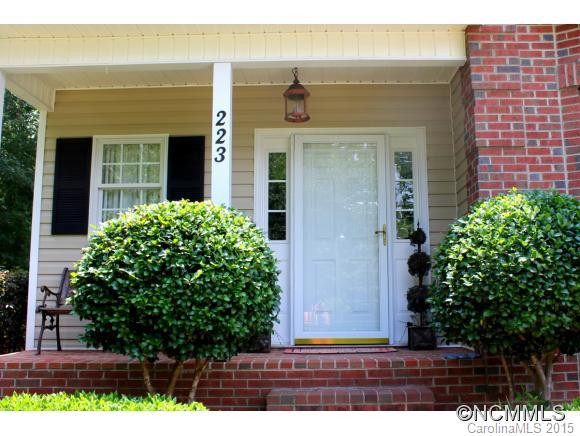 223 General Griffith Circle - Photo 2