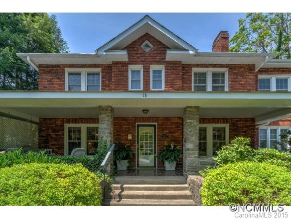 16 Colonial Place