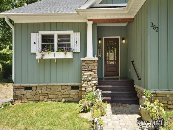 382 ARMSTRONG AVENUE - Photo 2