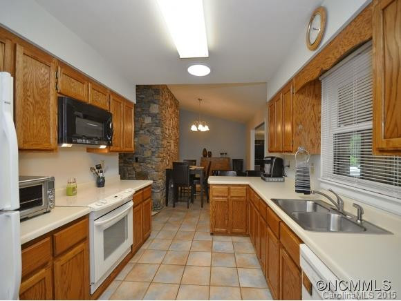 6 LYNETTE DRIVE - Photo 8
