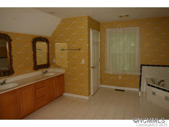 110 Hawks Drive - Photo 11