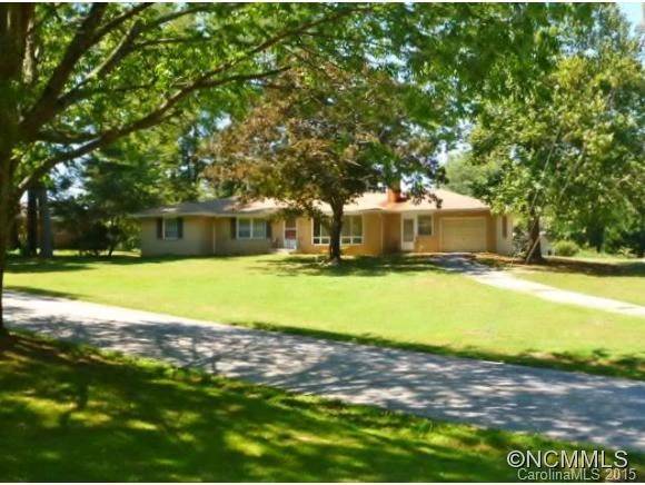 412 WHISPERING HILLS Drive