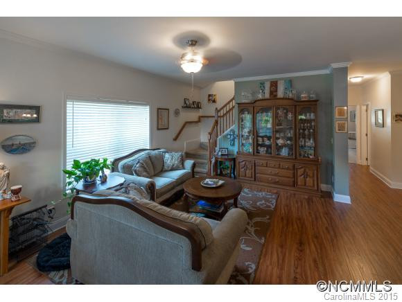 215 East College Street - Photo 5