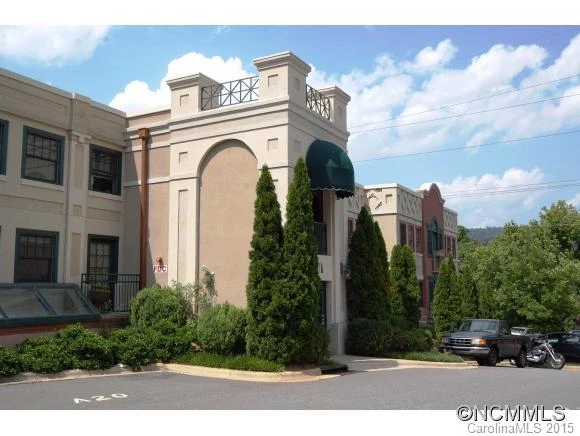 37 Hiawassee St E302
