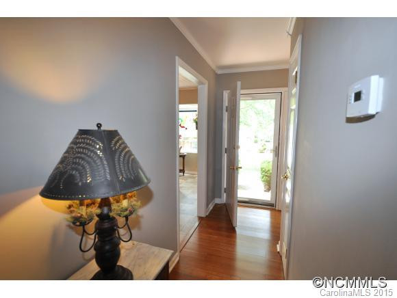 221 Hampton Ct - Photo 2
