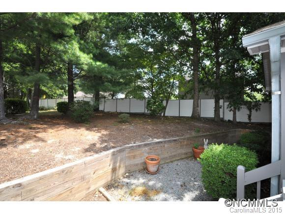 221 Hampton Ct - Photo 17