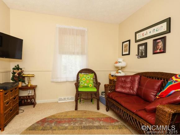 403 Crest Road - Photo 8