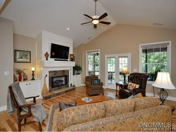 142 Woodburn Drive - Photo 2