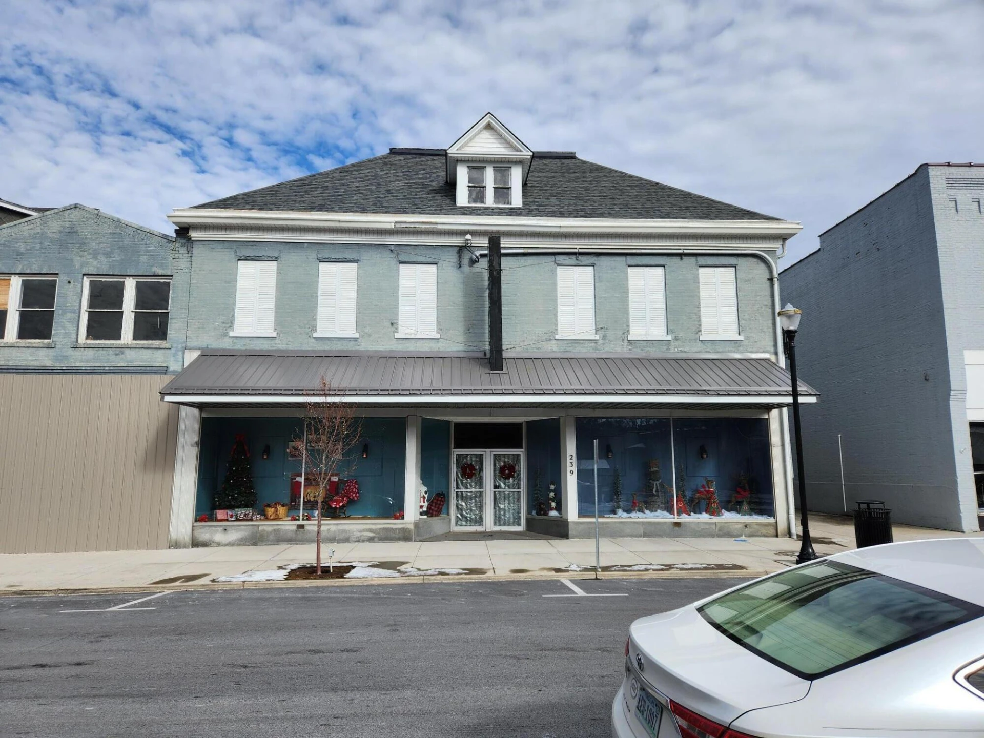 239 Maple AVE - Photo 3