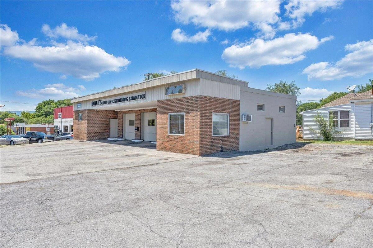 105 4th ST - Photo 2