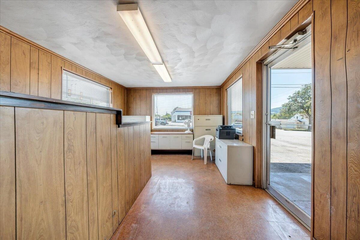 105 4th ST - Photo 4