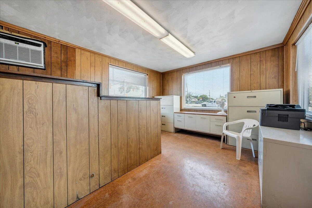 105 4th ST - Photo 5