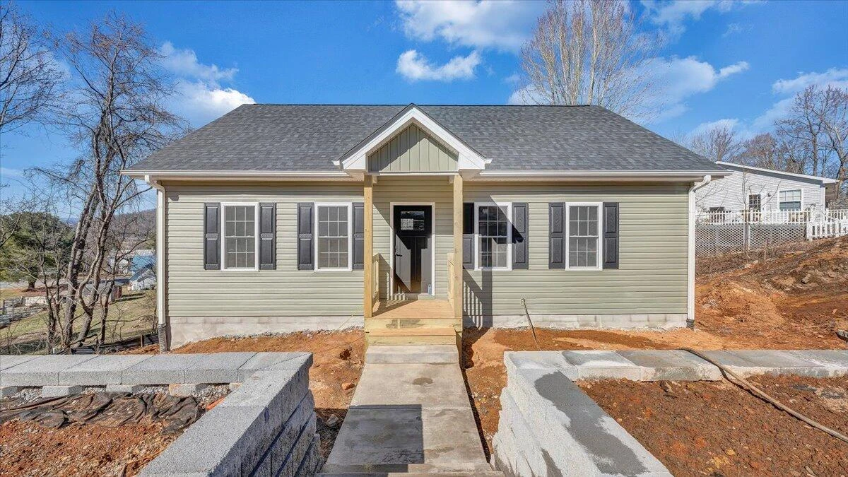 132 Chenault ST
