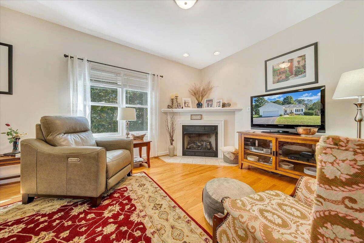 1087 Joffrey DR - Photo 11