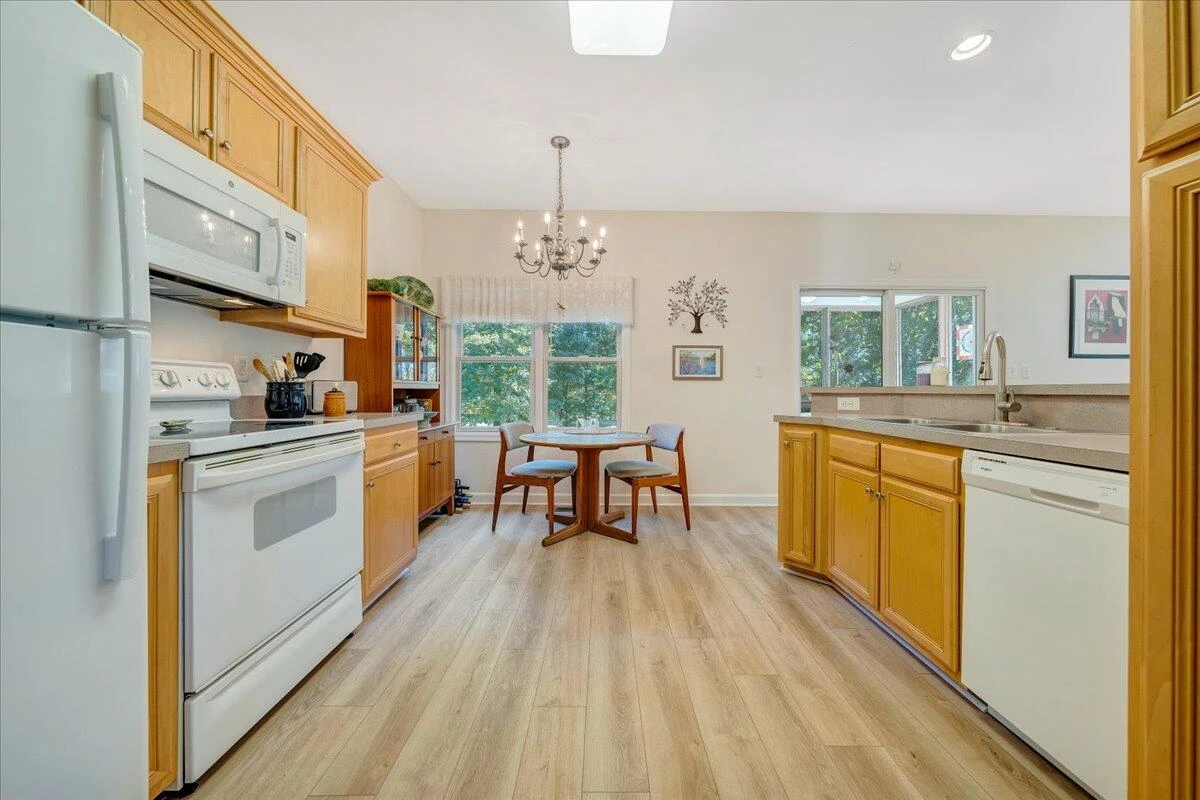 1087 Joffrey DR - Photo 14