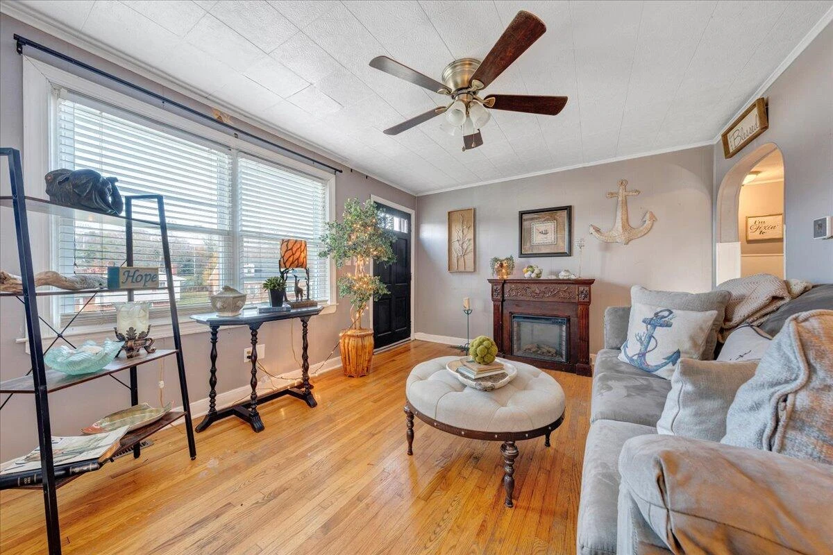 200 Goodwin AVE - Photo 4