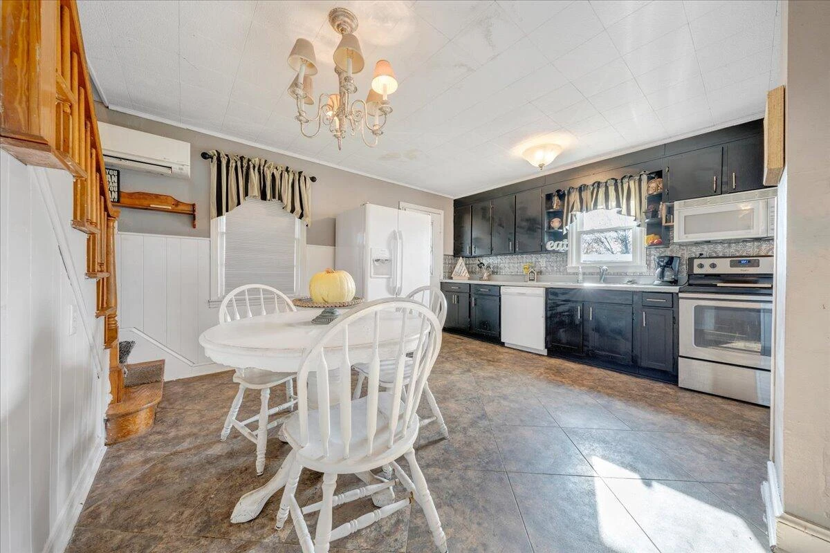 200 Goodwin AVE - Photo 5