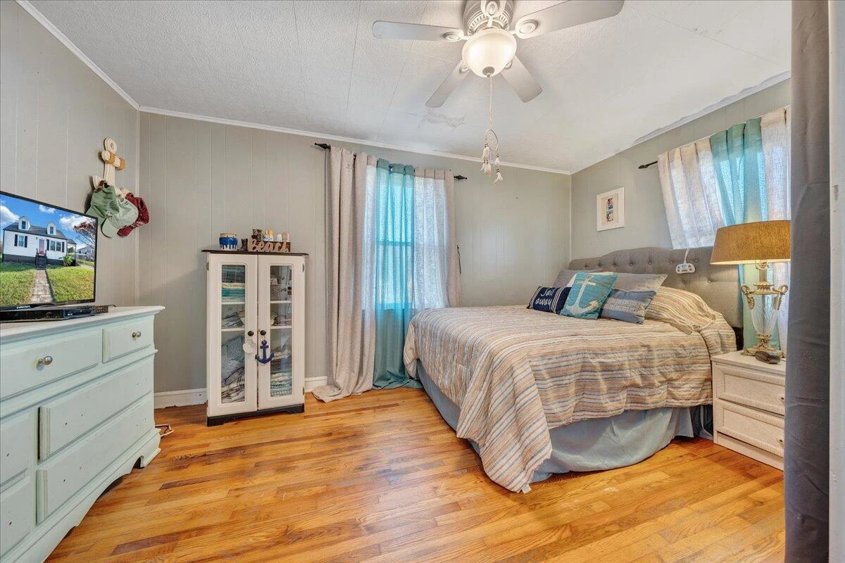 200 Goodwin AVE - Photo 8