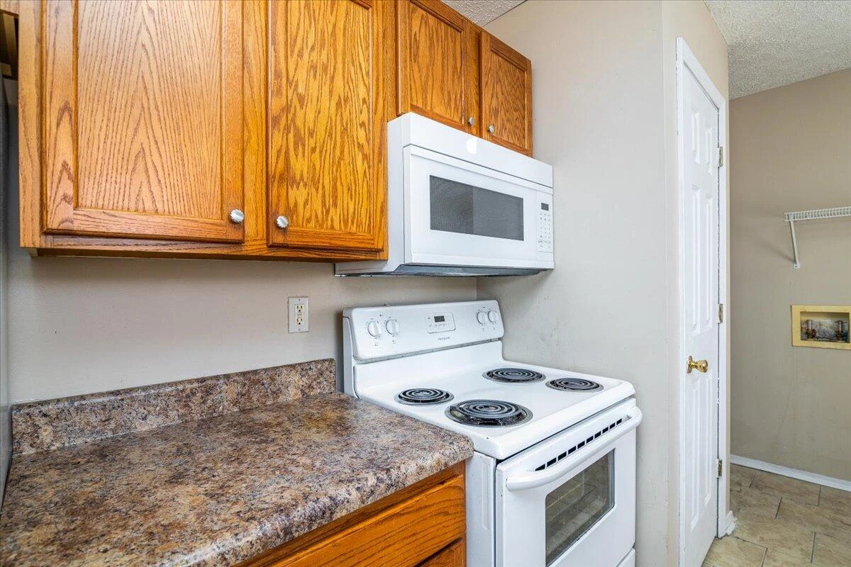 1819 Templeton AVE - Photo 10