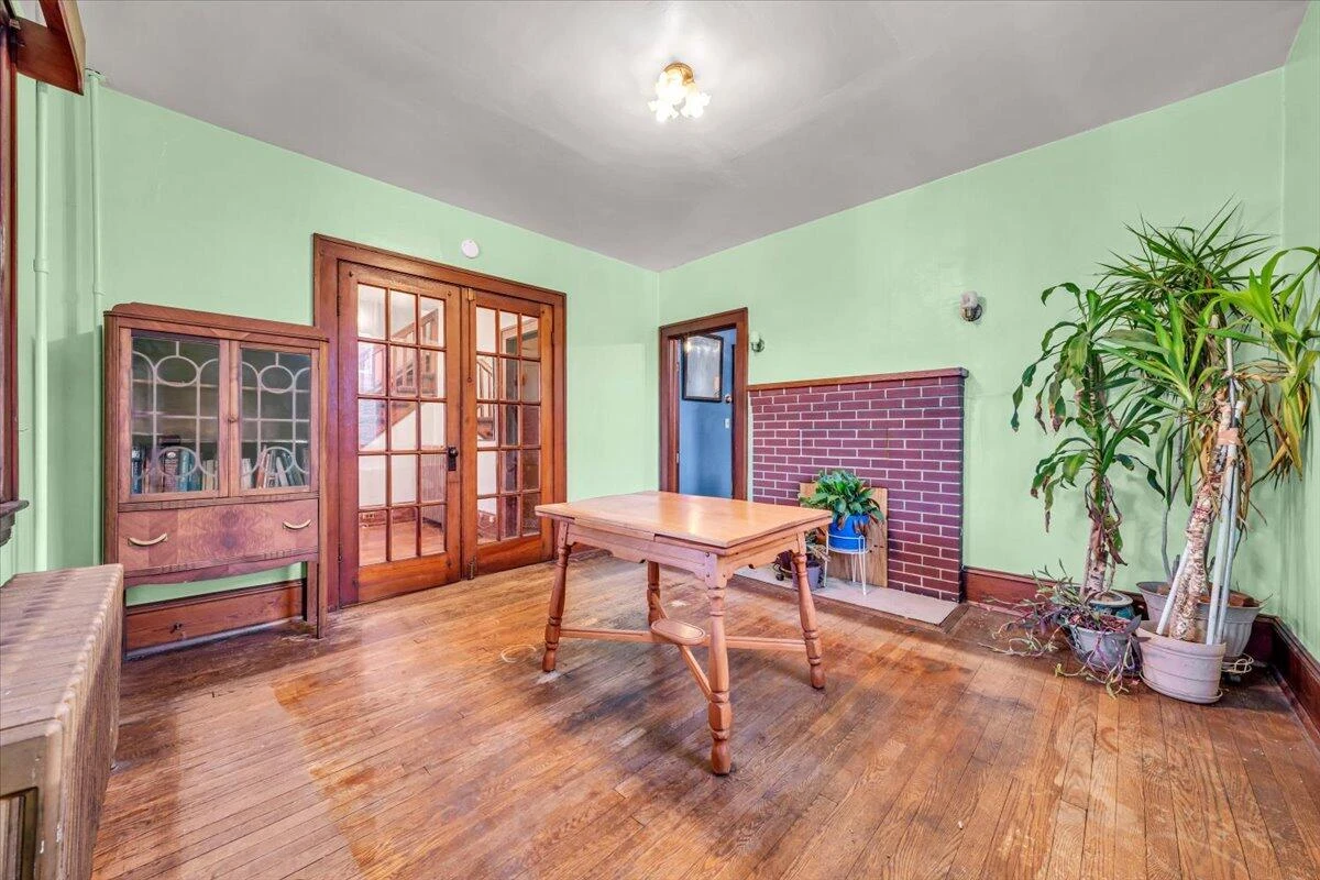 716 Montrose AVE - Photo 11