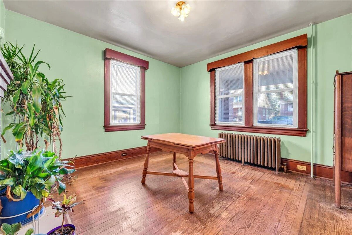 716 Montrose AVE - Photo 13