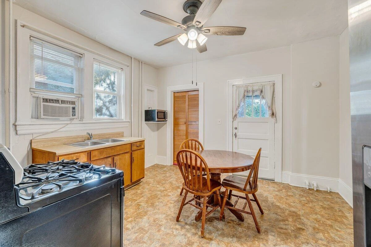 716 Montrose AVE - Photo 18