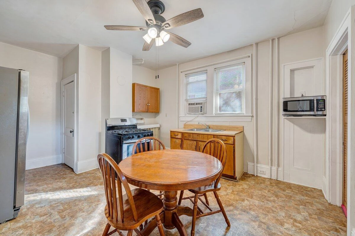 716 Montrose AVE - Photo 19