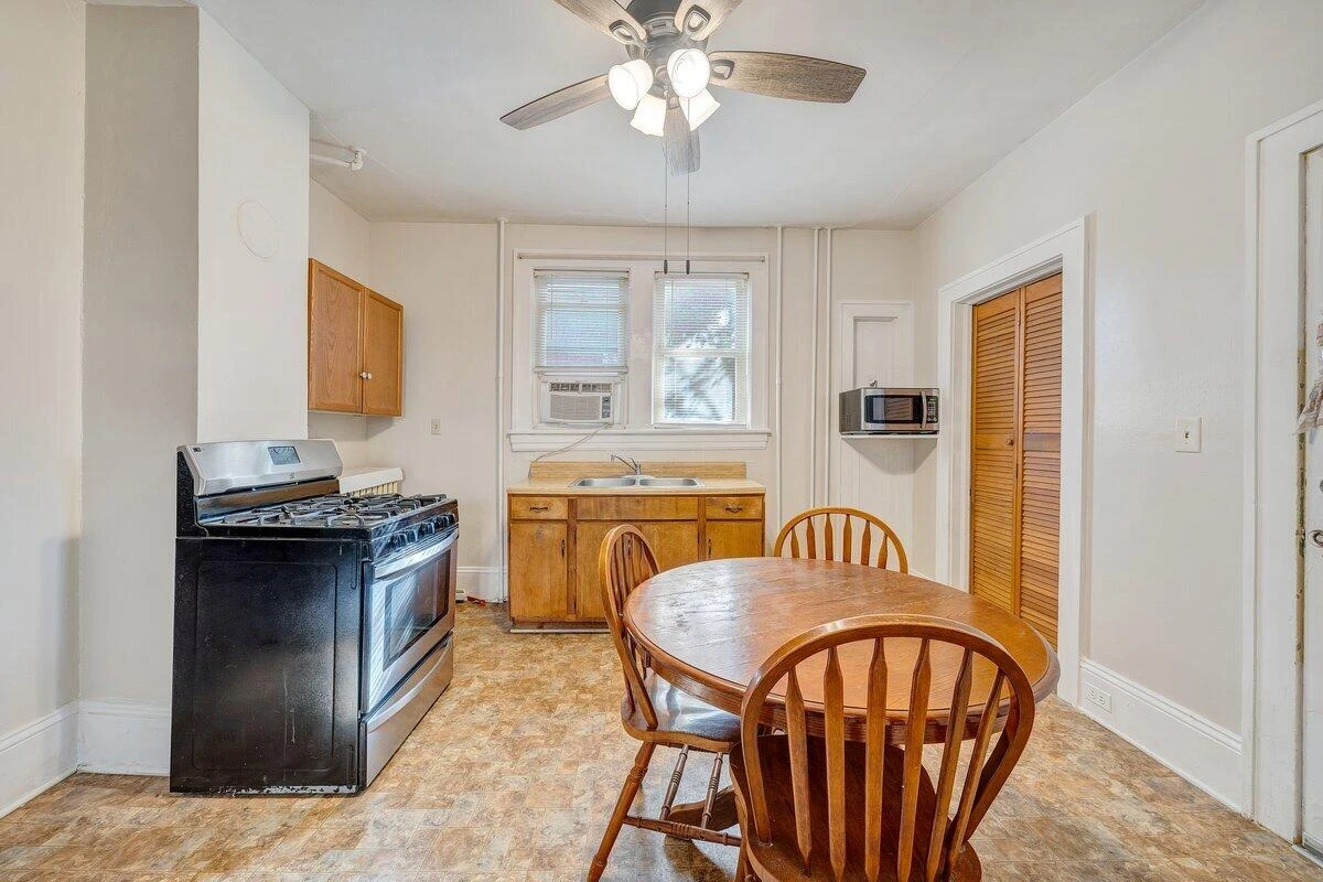 716 Montrose AVE - Photo 20