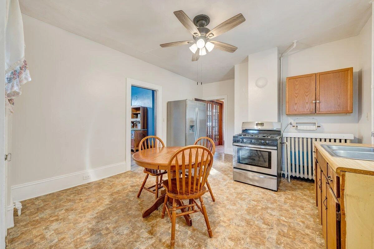 716 Montrose AVE - Photo 21