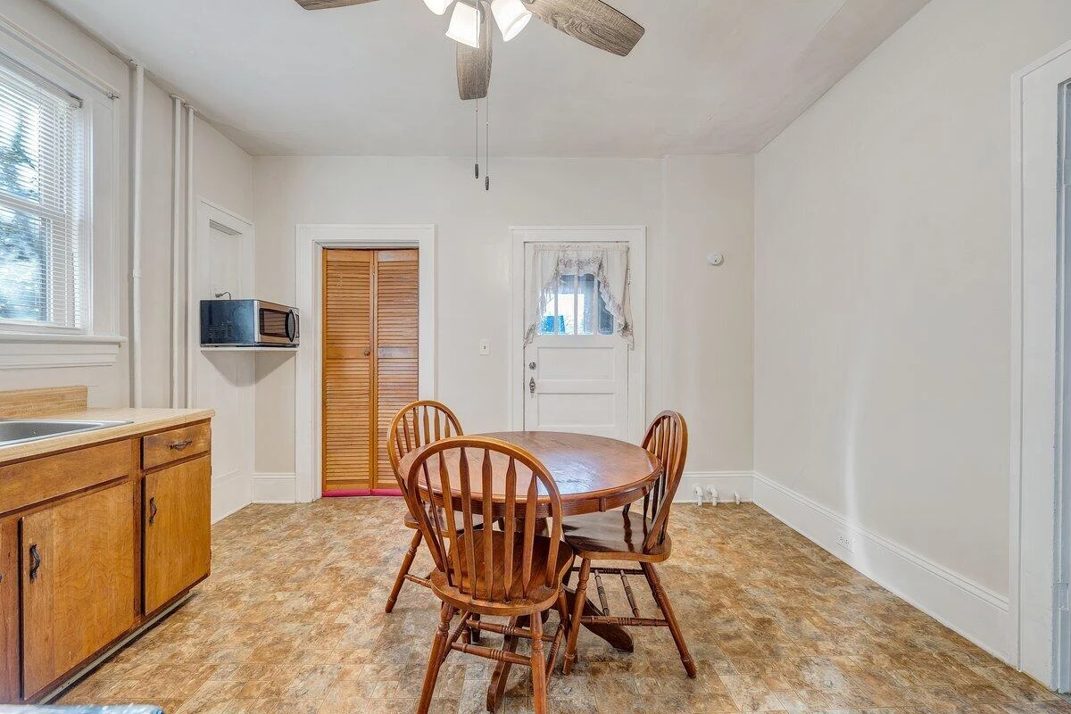 716 Montrose AVE - Photo 22
