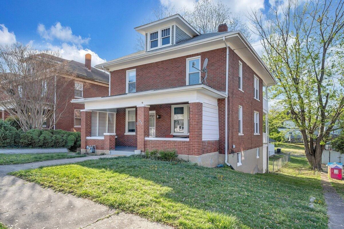 716 Montrose AVE - Photo 3