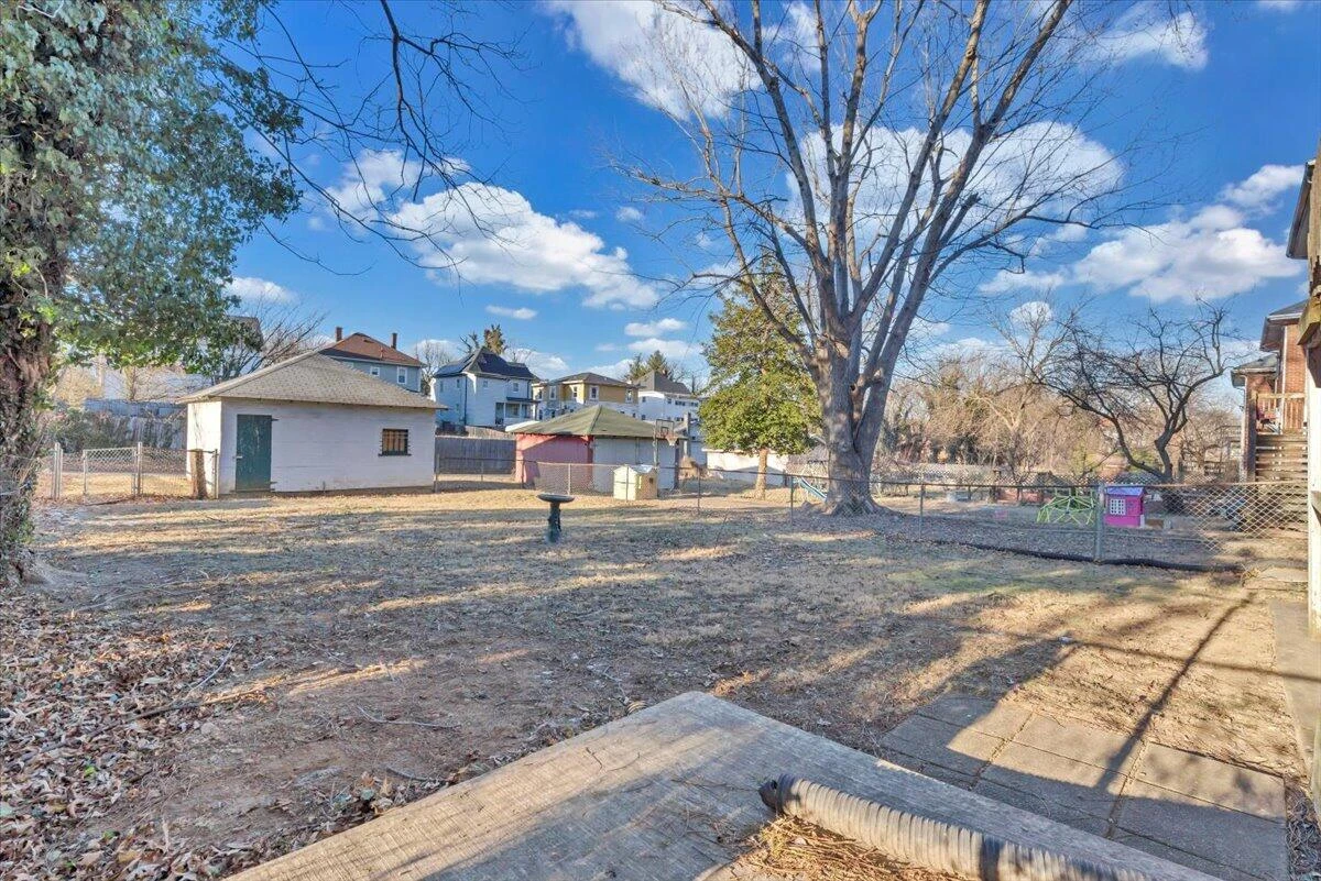 716 Montrose AVE - Photo 38