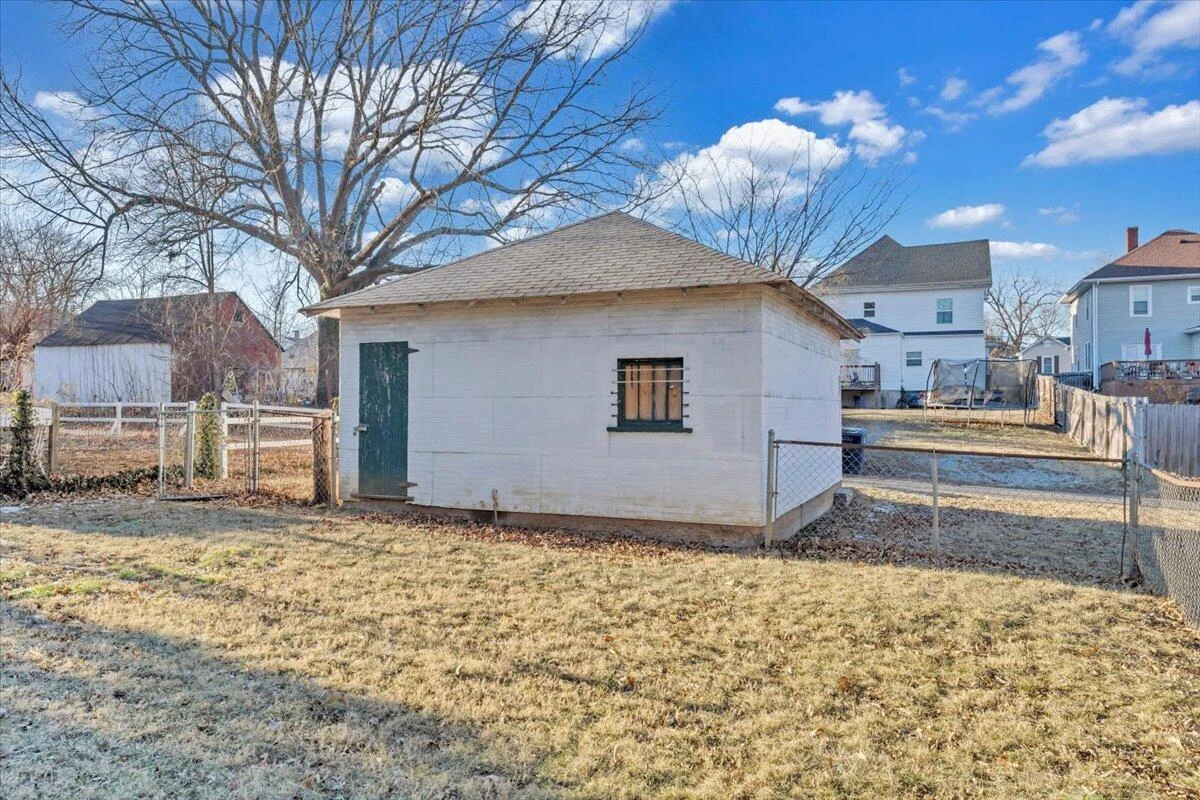 716 Montrose AVE - Photo 40